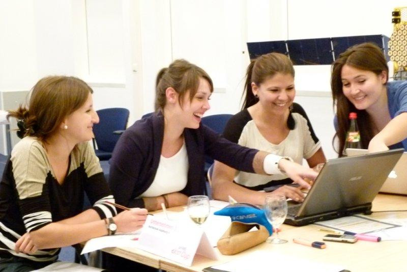 Symbolbild: Studentinnen schauen auf Laptop
