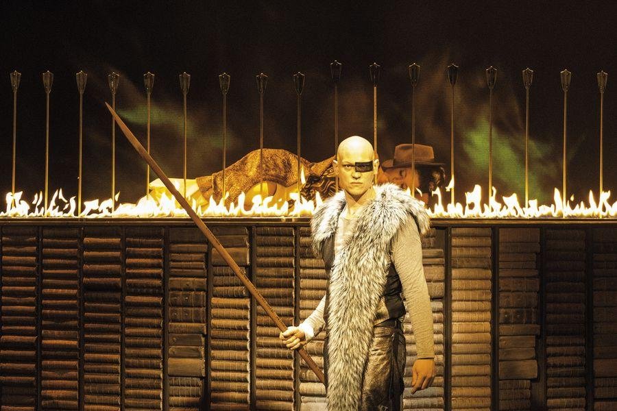 Stephan Bootz (Wotan) und Yamina Maamar in der „Walküren“-Inszenierung des Landestheaters Niederbayern. Quelle: Peter Litvai / Landestheater Niederbayern