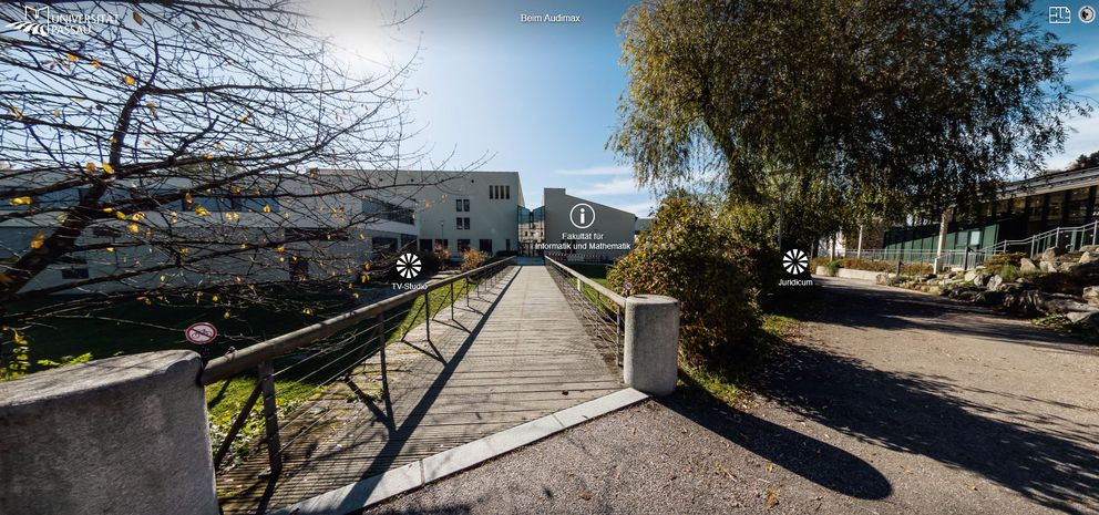 Campustour Screenshot: Blick von Audimax Vorplatz auf Fußgängerbrücke und FIM Gebäude