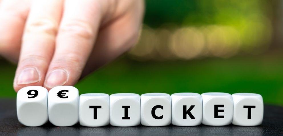 Dice form the expression "9 EURO Ticket". Symbol for the reduced 9-Euro-Ticket
