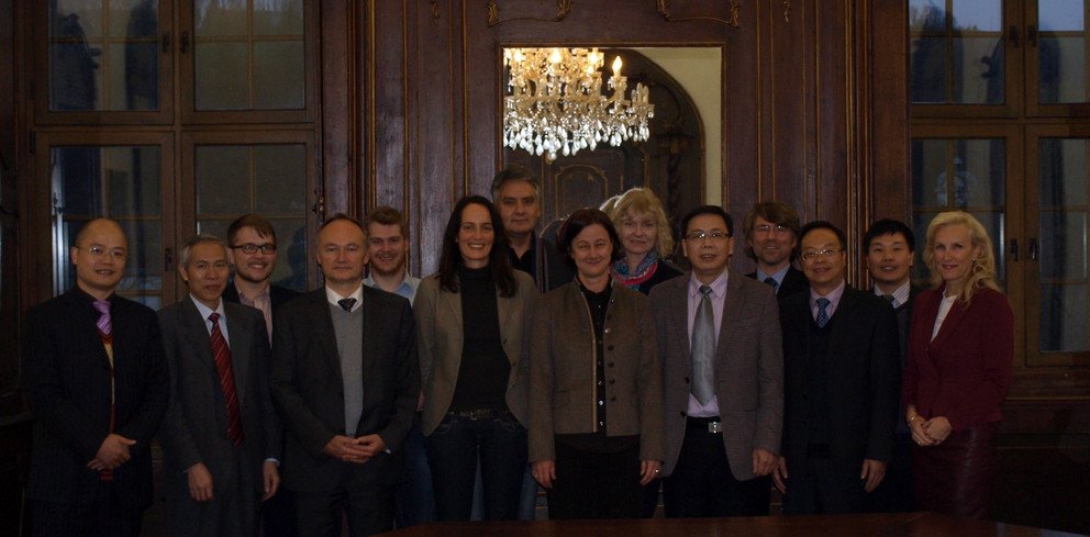 Das Bild zeigt in der vorderen Reihe von links: Prof. Dr. Weiqiang He, Prof. Dr. Kongyi Zhang, Dr. Hans-Stefan Fuchs, Prof. Dr. Daniela Wawra, Prof. Dr. Ursula Reutner, Prof. Dr. Renqing Cao, Prof. Dr. Chuanfeng Zhang und Prof. Dr. Christina Schenz. In der zweiten Reihe (von links): Florian Rampelt, Hannes Niedermeier, Prof. Dr. Andreas Michler, Prof. Dr. Jutta M&auml;gdefrau, Dr. Bernd Seuling und Yijun Hu.