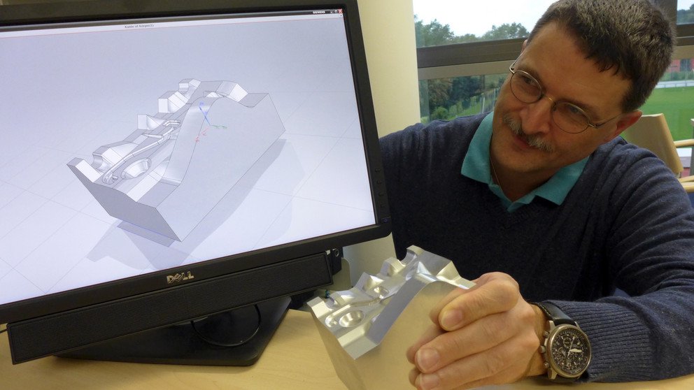 Vom Modell zum gefr&auml;sten Werkst&uuml;ck: Prof. Dr. Tomas Sauer bietet in Kooperation mit Siemens CAD-Seminar f&uuml;r Studierende an.