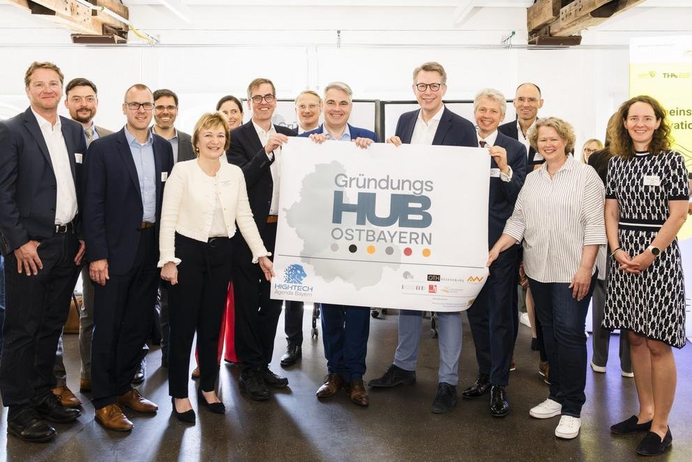 Das Team des Gründungs-Hub Ostbayern mit Staatsminister Markus Blume und Vertreterinnen und Vertretern der ostbayerischen Hochschulleitungen. Foto: Uwe Niklas 