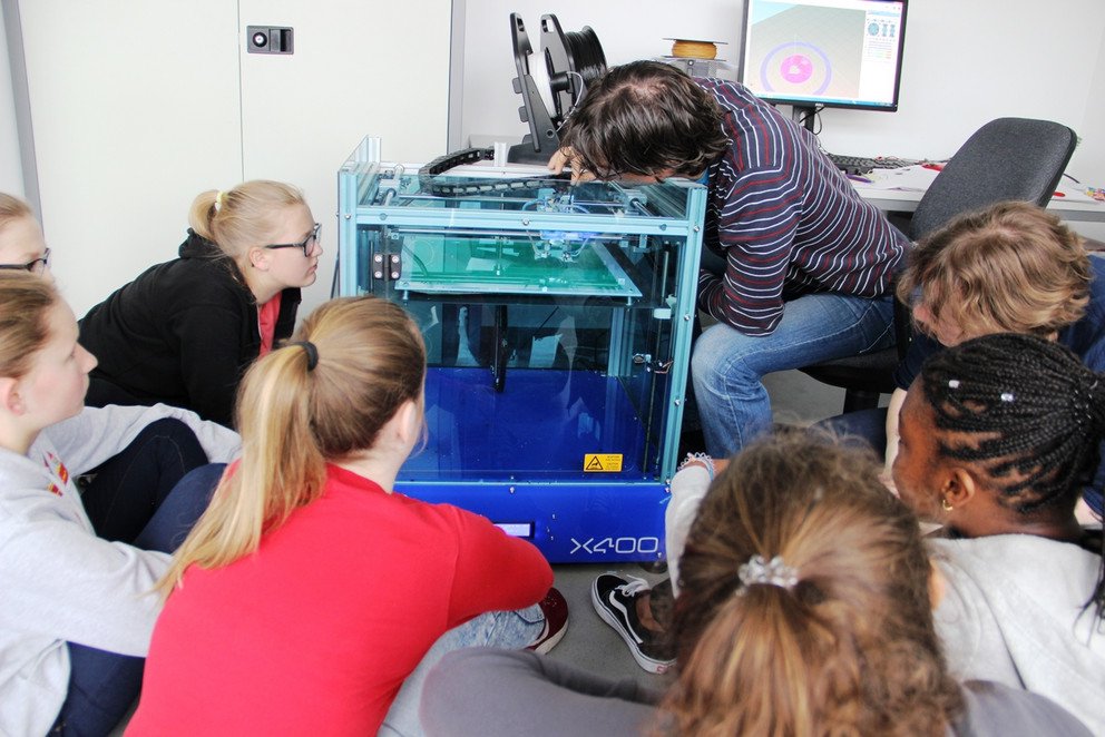 M&auml;dchen arbeiten mit einem 3-D-Drucker