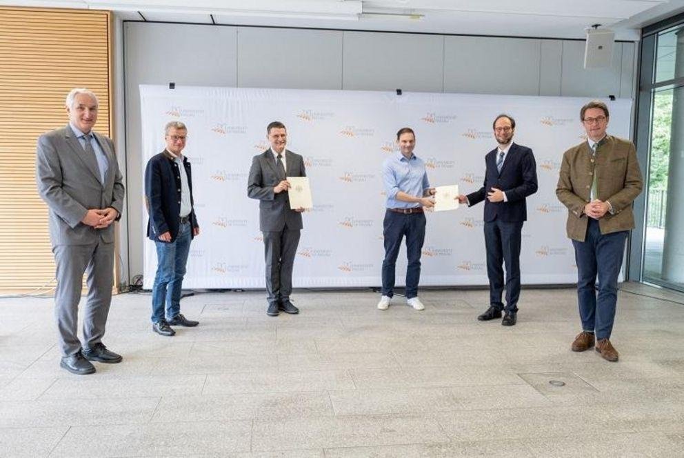 University President Professor Ulrich Bartosch, Minister of State Bernd Sibler, Professor Tomas Sauer (University of Passau), Dr Andreas Böhm (One Logic GmbH), Vice President Professor Harald Kosch (University of Passau) and Federal Minister Andreas Scheuer are delighted at the launch of the KiMoNo pilot project. Photo: University of Passau