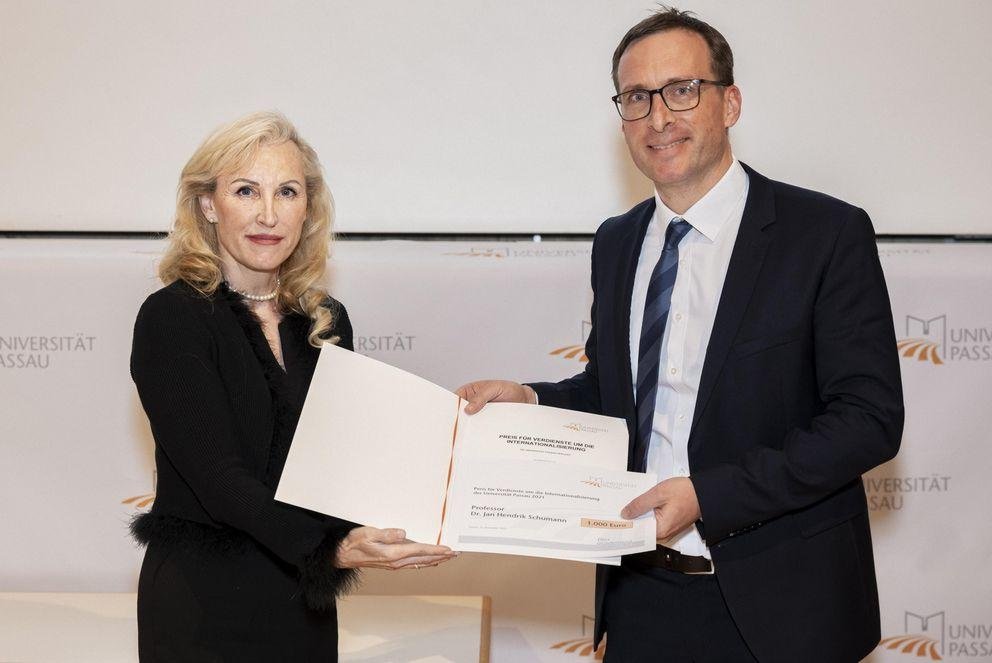 Prof. Dr. Christina Hansen und Prof. Dr. Jan Hendrik Schumann Prof. Dr. Christina Hansen, Vizepräsidentin für Internationales und Diversity und Prof. Dr. Jan Hendrik Schumann
