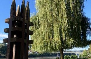 Ansicht der Skulptur mit Blickrichtung Stromaufwärts des Inns, im Hintergrund der Fünferlsteg