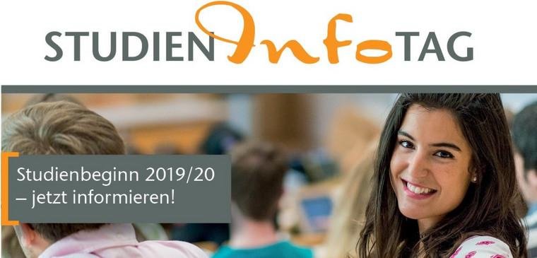 Studentin im Hörsaal beim Studieninfotag