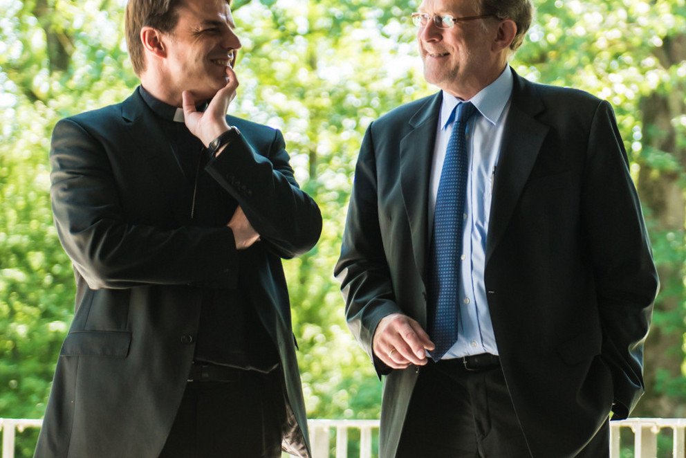 Bischof Dr. Stefan Oster SDB und Pr&auml;sident Prof. Dr. Burkhard Freitag beim Rundgang.