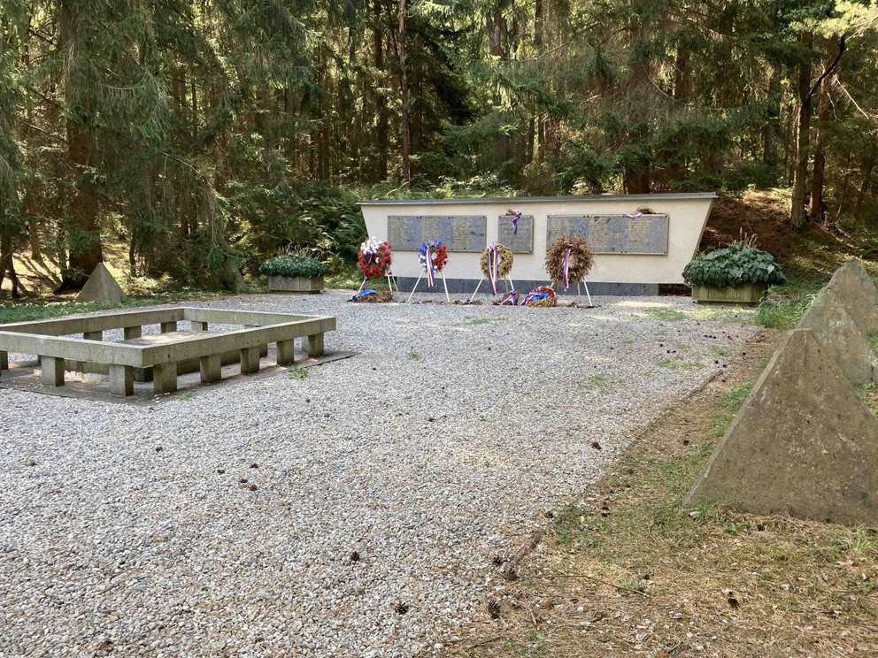 Fotografie pomn&iacute;ku ve Sp&aacute;len&eacute;m lese a společn&eacute;ho hrobu na hřbitově v Klatovech