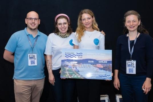 (v.l.) Viktor Hebel von „Reviving Rugs“, Lera Entmayr und Luisa Hell von „Luvia“, Helene Schneider, Gründungsberaterin der Universität Passau; © Johannes Kepler Universität Linz