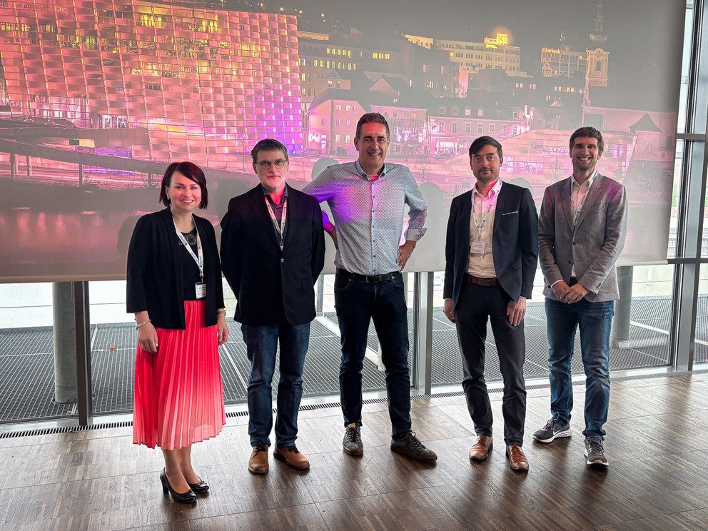 Das Organisationsteam des „Trinationalen Runden Tisches KI“: (v.l.n.r) Projektmanagerin Vendula Maihorn (Trägerverein Europaregion Donau-Moldau), Prof. Dr. Tomas Sauer (Universität Passau, Sprecher Netzwerk INDIGO), Prof. Dr. Wolfgang Dorner (Vizepräsident für Forschung und Transfer, Technische Hochschule Deggendorf), Fabian Hans (Netzwerkmanager INDIGO) und Managing Director des ARS Electronica Center, Christoph Kremer (Bildmitte). Foto: Trägerverein Europaregion Donau-Moldau