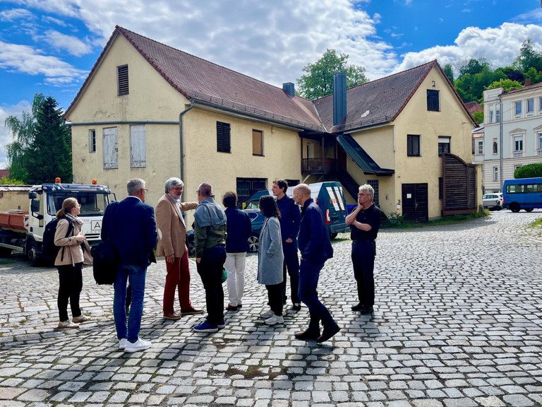 Ein Teil des TraUBe-Forschungsteams und die Projektverantwortlichen besichtigen das ehemalige Innstadt-Brauerei-Gel&auml;nde; Foto: Universit&auml;t Passau.