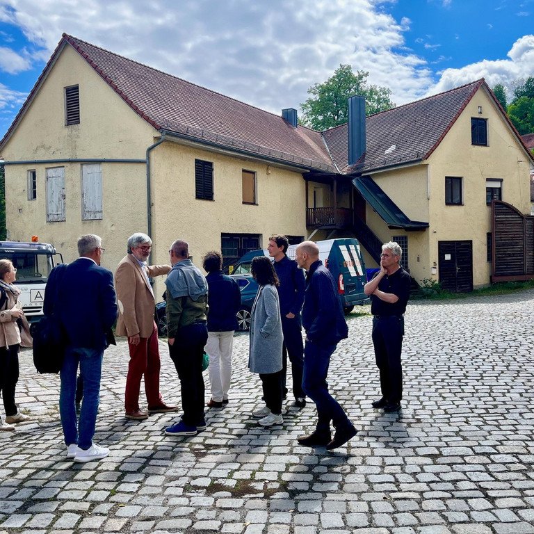 Ein Teil des TraUBe-Forschungsteams und die Projektverantwortlichen besichtigen das ehemalige Innstadt-Brauerei-Gel&auml;nde; Foto: Universit&auml;t Passau.