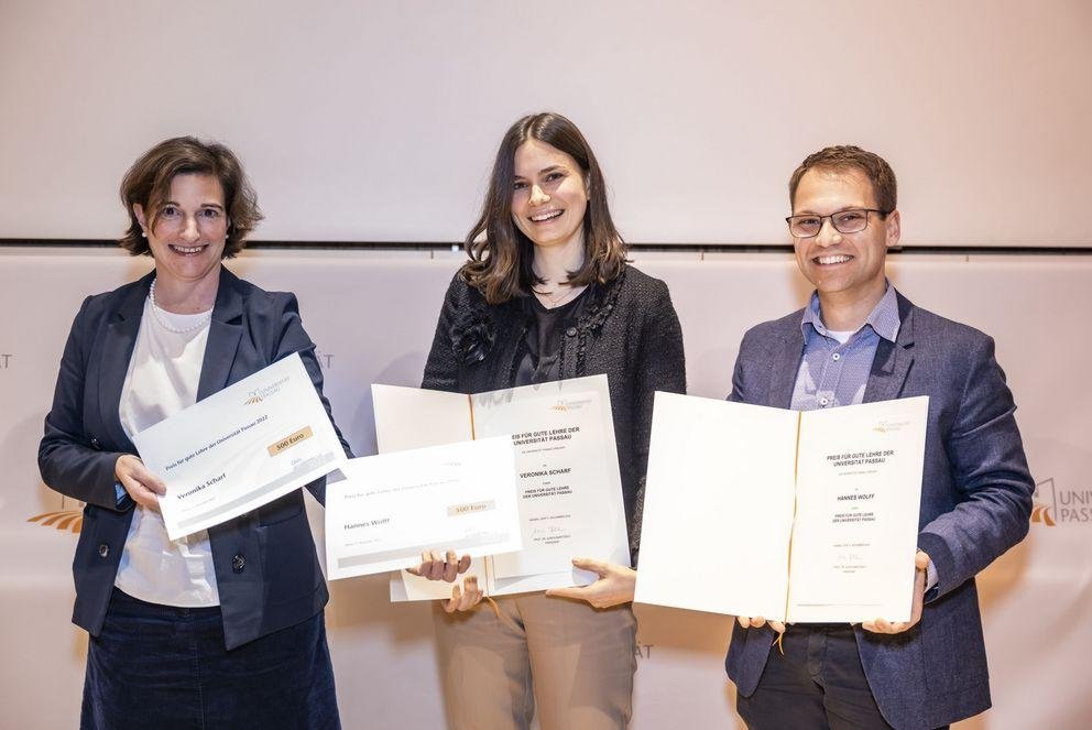 von links: Vizepräsidentin für Studium, Lehr und Ethik Prof. Dr. Bettina Noltenius, Veronika Scharf und Hannes Wolff Veronika Scharf und Hannes Wolff