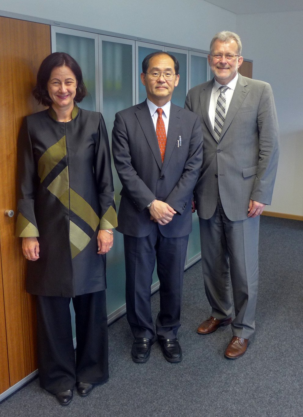 Das Bild zeigt Vizepr&auml;sidentin Prof. Dr. Ursula<br/> Reutner, Generalkonsul Hidenao Yanagi und Pr&auml;sident Prof. Dr. Burkhard Freitag. Bildhinweis: Universit&auml;t Passau