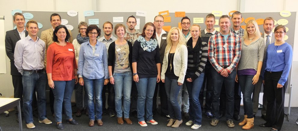 Bildhinweis: Das Bild zeigt die Projektpartner, Lehrkr&auml;fte und Studierenden der Universit&auml;t Passau bei der Auftaktveranstaltung zum neuen Praktikumsmodell "Lehr:Werkstatt". Foto: Universit&auml;t Passau