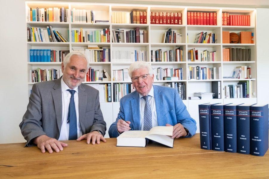 Prof. Dr. Heinrich Oberreuter (re.) übergibt den sechsten Band des Staatslexikons an Universitätspräsident Prof. Dr. Ulrich Bartosch, Foto: Universität Passau