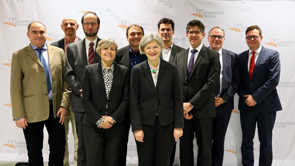 Freuen sich &uuml;ber ein Jahrzehnt fruchtbarer Zusammenarbeit: Pr&auml;sidentin Prof. Dr. Carola Jungwirth und Dr. Marie-Pierre Favre, Vizepr&auml;sidentin f&uuml;r internationale Beziehungen der INSA Lyon, sowie (2. Reihe von links) Dr. Gabriele Gianini (Universit&agrave; degli Studi di Milano), Prof. Dr. Michael Granitzer, Prof. Dr. Harald Kosch (beide Universit&auml;t Passau), Prof. Lionel Brunie (INSA Lyon), Paul Alibert (Franz&ouml;sische Botschaft M&uuml;nchen), Ministerialrat Michael K&ouml;ller (Bayerische Staatskanzlei), Roland Wossidlo (Atos International Germany GmbH) und Axel Honsdorf (BayFrance). Foto: Tarek Awwad