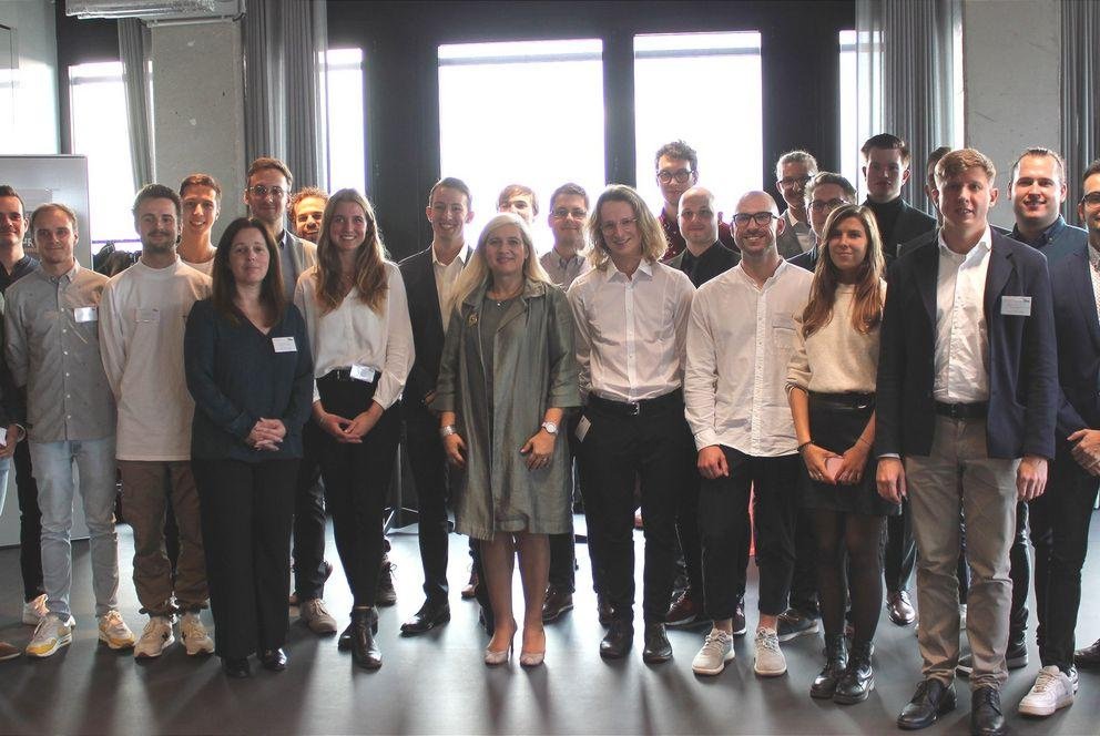 Die Bayerische Staatsministerin für Europaangelegenheiten und Internationales Melanie Huml (Mitte) gratulierte den Gewinnerteams des AI Cups. Foto: BayFrance 