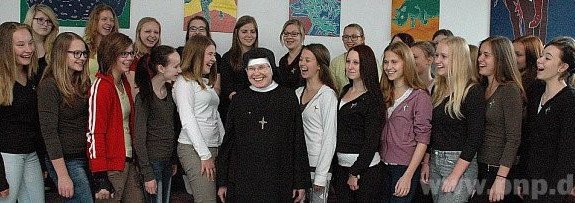 Die Sch&uuml;lerinnen der Columba-Neef-Realschule (hier die 9. Klasse) m&ouml;gen Sr. Vestina, die fast 50 Jahre Lehrerin ist und somit l&auml;ngst zur Institution geworden ist. Sie unterrichtet heute noch neun Wochenstunden Englisch und Geschichte. &minus; Foto: R&uuml;cker