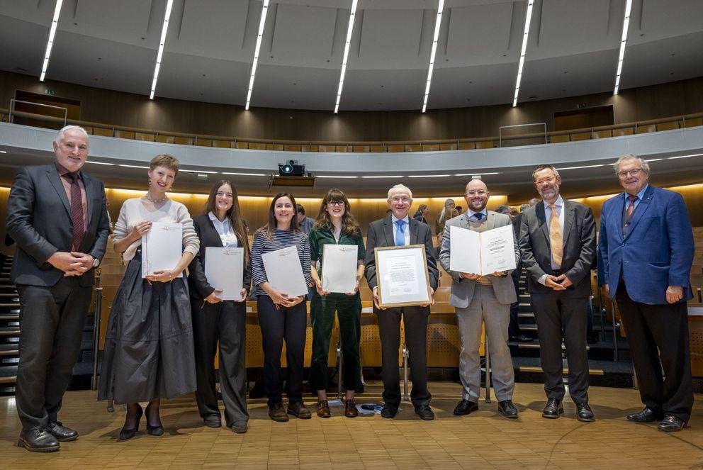 Fotohinweis: v.l. Präsident Prof. Dr. Ulrich Bartosch, Isabel Groll, Alexandra Binder, Elena Mühlbauer, Susanne Schlatter, Ludwig Zistler, Dr. Dr. Markus Beham, Prof. Dr. Werner Gamerith, Prof. Dr. Hubert Weiger