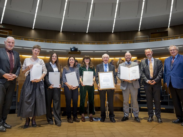 Fotohinweis: v.l. Präsident Prof. Dr. Ulrich Bartosch, Isabel Groll, Alexandra Binder, Elena Mühlbauer, Susanne Schlatter, Ludwig Zistler, Dr. Dr. Markus Beham, Prof. Dr. Werner Gamerith, Prof. Dr. Hubert Weiger