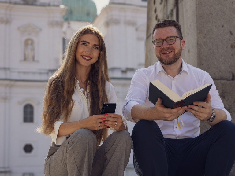 Prof. Dr. Markus Wei&szlig;er und Julia Bischl vor dem Passauer Dom; Foto: Universit&auml;t Passau