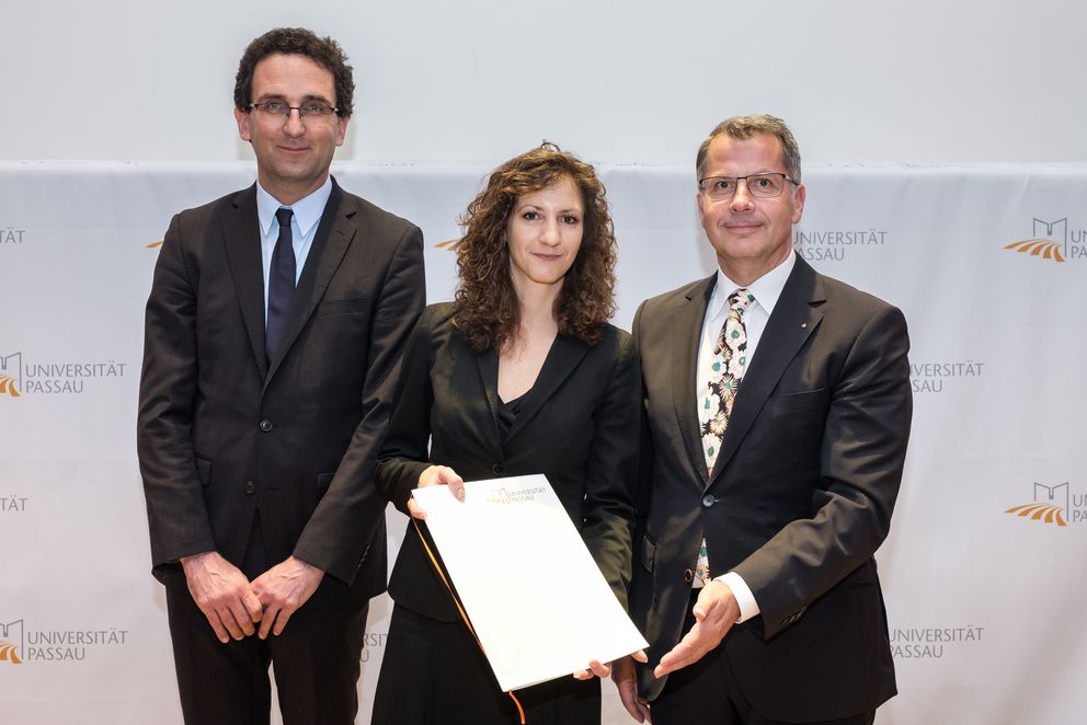 von links nach rechts: Prof. Dr. Urs Kramer, Dr. Theresa Lauterbach, Christoph Helmschrott (Vorstandsvorsitzender der Sparkasse Passau) 