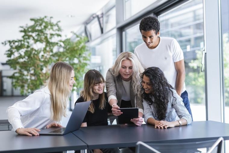 Gruppe Studierender an einem Tisch