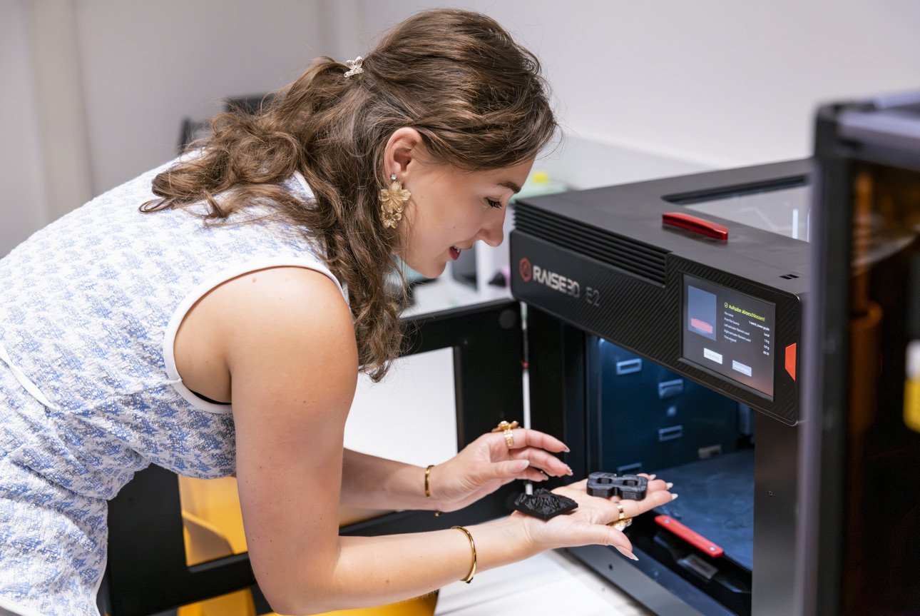 Person benutzt 3D-Drucker