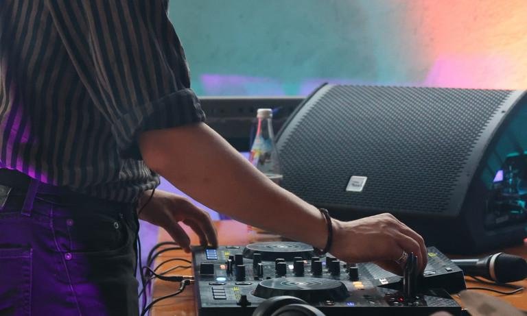 Ein DJ beim Musik auflegen 