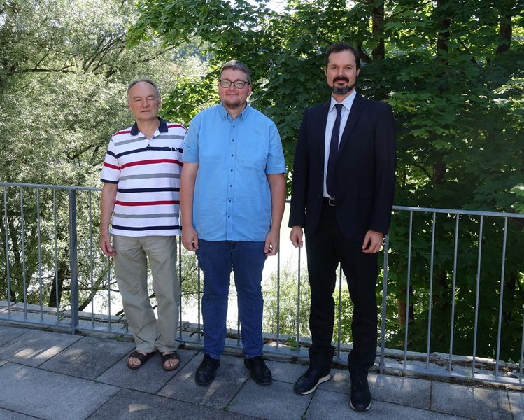 Dr. Hans-Stefan Fuchs, Florian Stelzer und Dr. Matthias Brandl, Professor für Didaktik der Mathematik und Vorstandsvorsitzender des ZLF. Foto: Universität Passau 