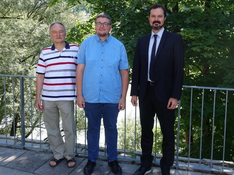 Dr. Hans-Stefan Fuchs, Florian Stelzer und Dr. Matthias Brandl, Professor für Didaktik der Mathematik und Vorstandsvorsitzender des ZLF. Foto: Universität Passau 