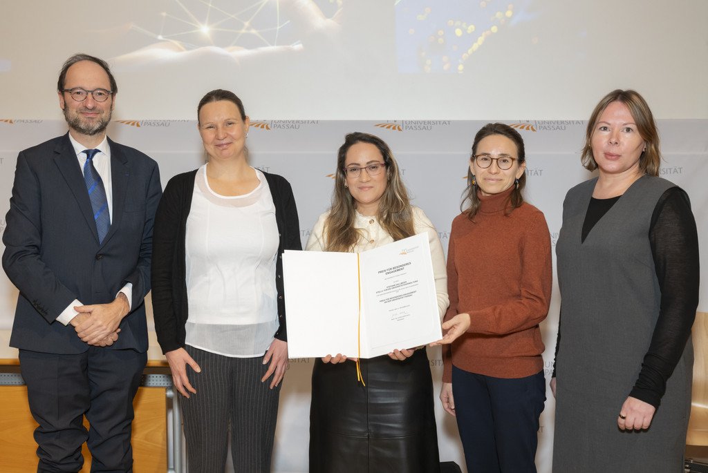 v.l.n.r. Prof Dr. Harald Kosch, Vizepr&auml;sident f&uuml;r Akademische Infrastruktur und IT; Stefanie Dallmeier, Leiterin Akademisches Auslandsamt; Dr. Wiem Fekih Hassen; Leontina Kulko, Akademisches Auslandsamt; Doreen M&uuml;ller-Murr, AlumniClub