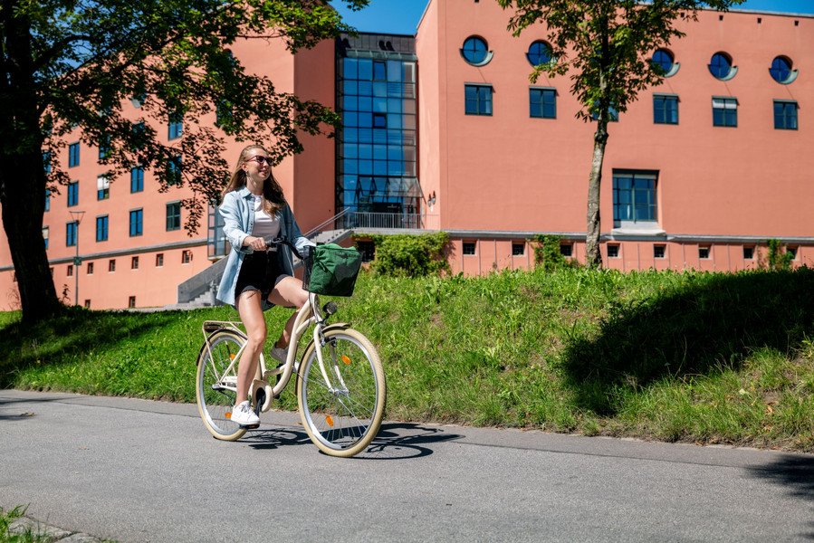 Radfahrerin an der Uni Passau