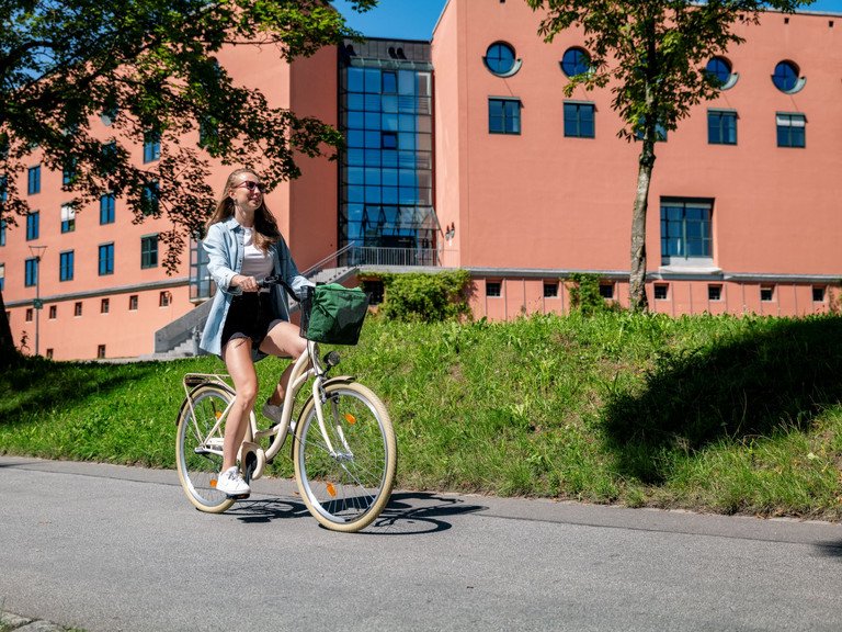 Radfahrerin an der Uni Passau