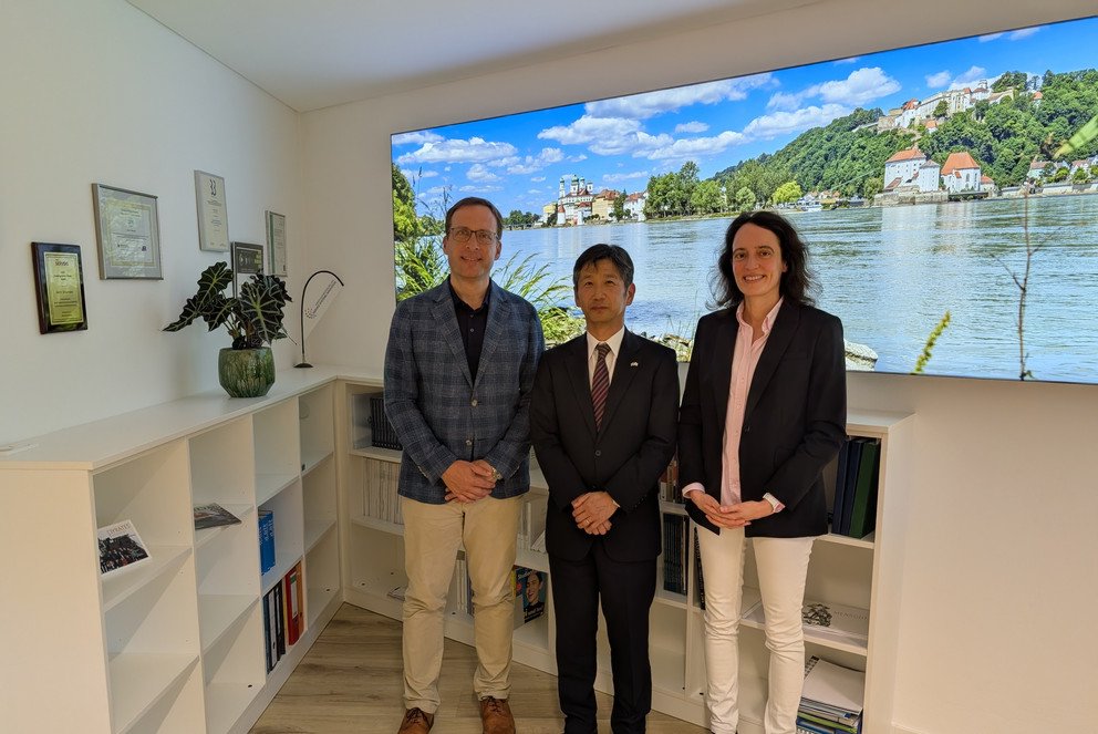 Generalkonsul Kenichi Bessho mit Pr&auml;sident Jan Henrik Schumann und Vizepr&auml;sidentin Daniela Wawra; Foto: Universit&auml;t Passau