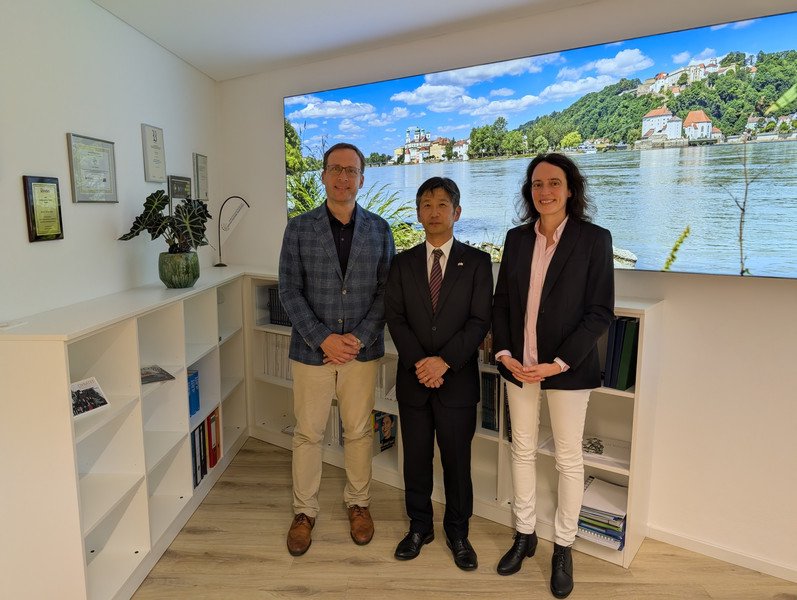 Generalkonsul Kenichi Bessho mit Pr&auml;sident Jan Henrik Schumann und Vizepr&auml;sidentin Daniela Wawra; Foto: Universit&auml;t Passau