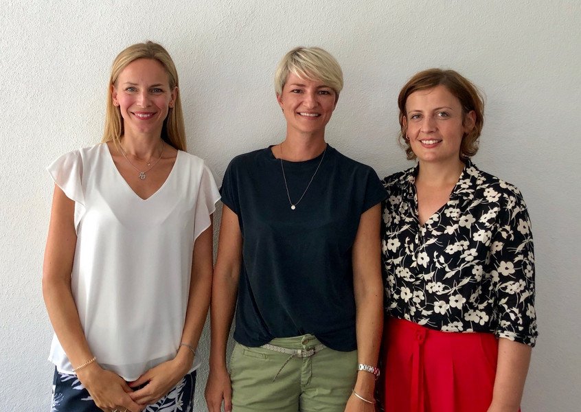 Die Organisatorinnen der Reihe &bdquo;Familie an der Universit&auml;t&ldquo;, Marie-Helene W&uuml;nsch und Elke Penteker mit Vortragsrednerin Julia Stern vom Kinderschutzbund.