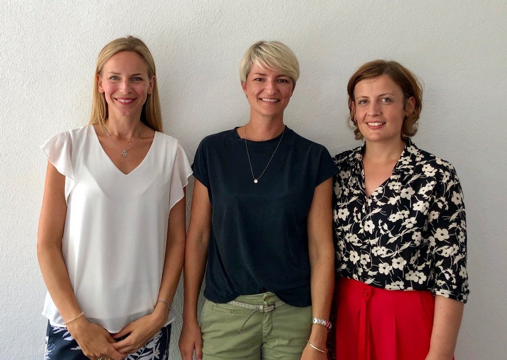 Die Organisatorinnen der Reihe &bdquo;Familie an der Universit&auml;t&ldquo;, Marie-Helene W&uuml;nsch und Elke Penteker mit Vortragsrednerin Julia Stern vom Kinderschutzbund.