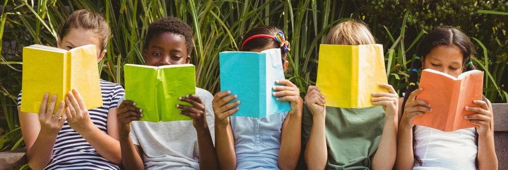 Kinder mit Büchern