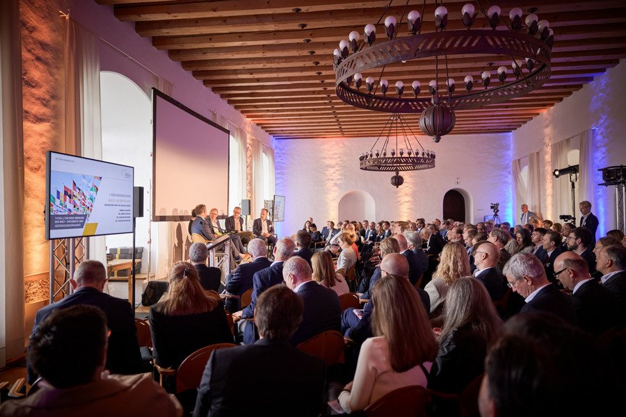 Podiumsdiskussion beim Symposion des Neuburger Gesprächskreises auf Schloss Neuburg 2025; Foto: Universität Passau. Podiumsdiskussion beim Symposion des Neuburger Gesprächskreises auf Schloss Neuburg 2025; Foto: Universität Passau.