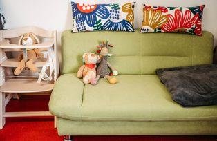 Sofa und Kinderstuhl