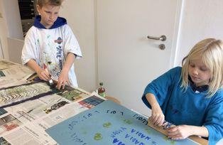 Kinder beim Drucken in der Druckwerkstatt