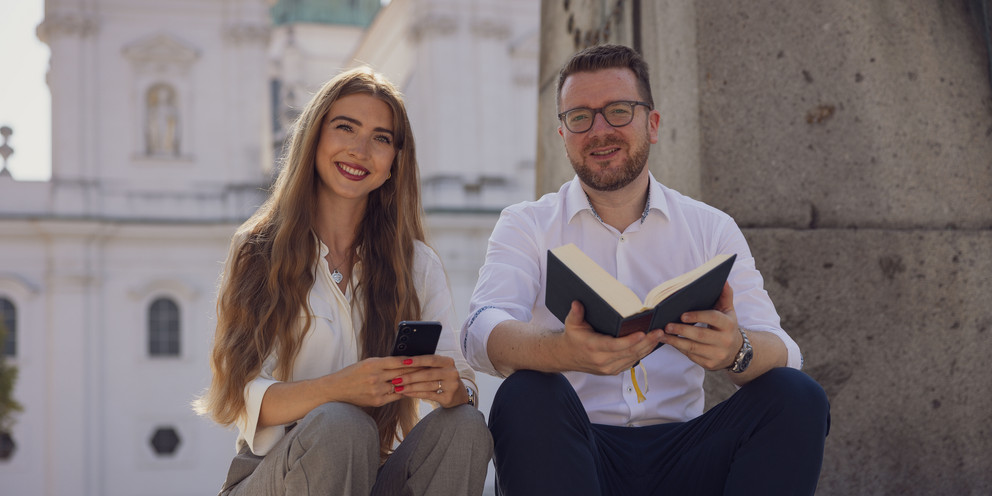 Prof. Dr. Markus Wei&szlig;er und Julia Bischl untersuchen digitale Glaubenskommunikation und das KI-Modul in der Gebets-App "Hallow".