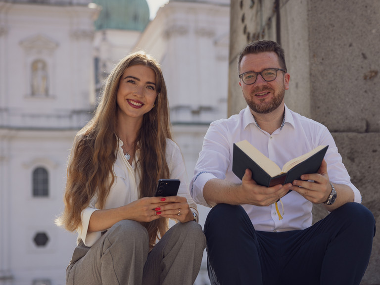 Prof. Dr. Markus Wei&szlig;er und Julia Bischl untersuchen digitale Glaubenskommunikation und das KI-Modul in der Gebets-App "Hallow".