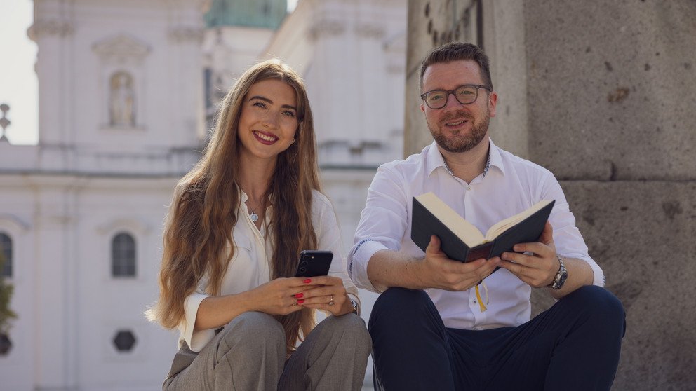 Prof. Dr. Markus Wei&szlig;er und Julia Bischl untersuchen digitale Glaubenskommunikation und das KI-Modul in der Gebets-App "Hallow".