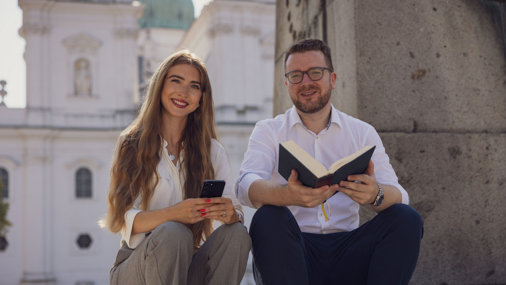 Prof. Dr. Markus Wei&szlig;er und Julia Bischl untersuchen digitale Glaubenskommunikation und das KI-Modul in der Gebets-App "Hallow".