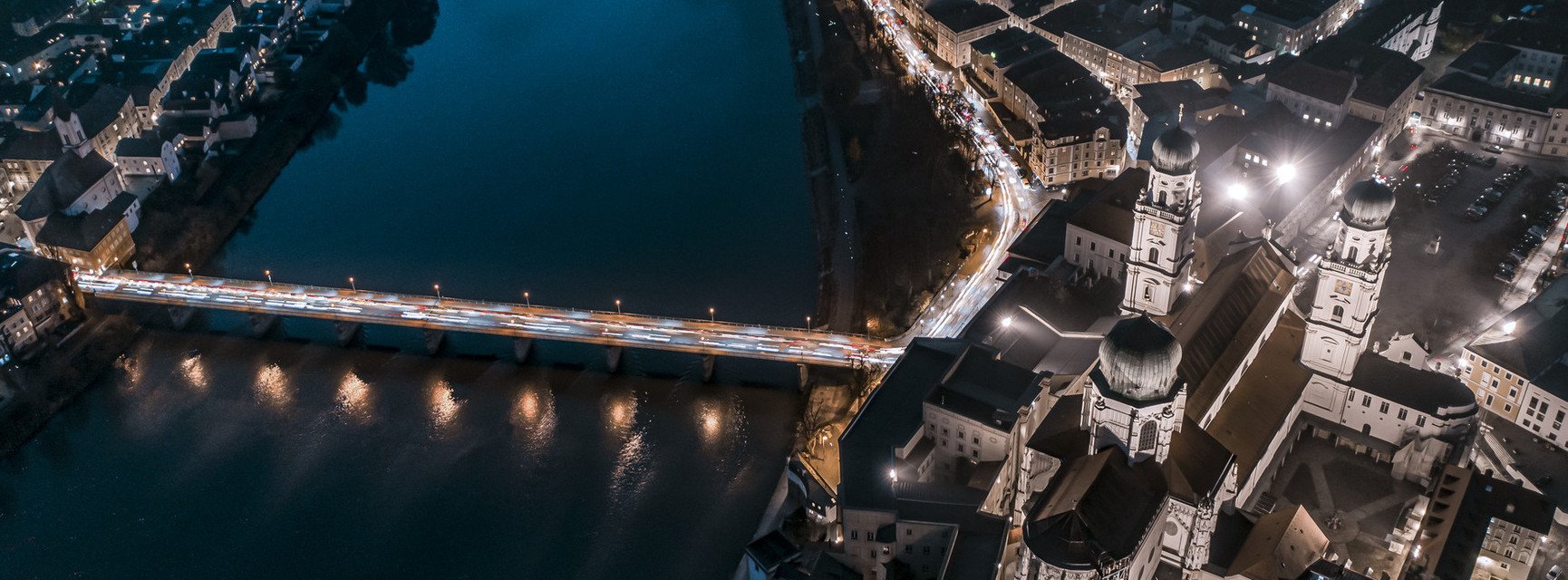 Luftbild des Passauer Doms bei Nacht mit Blick auf die Marienbr&uuml;cke &uuml;ber den Inn